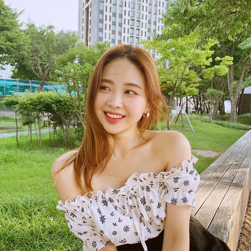 ảnh gái xinh mặc áo trễ vai 14