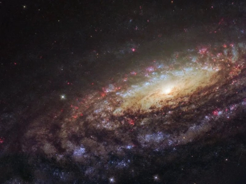 Khám phá vũ trụ qua Hình ảnh Thiên Hà từ Hubble 12